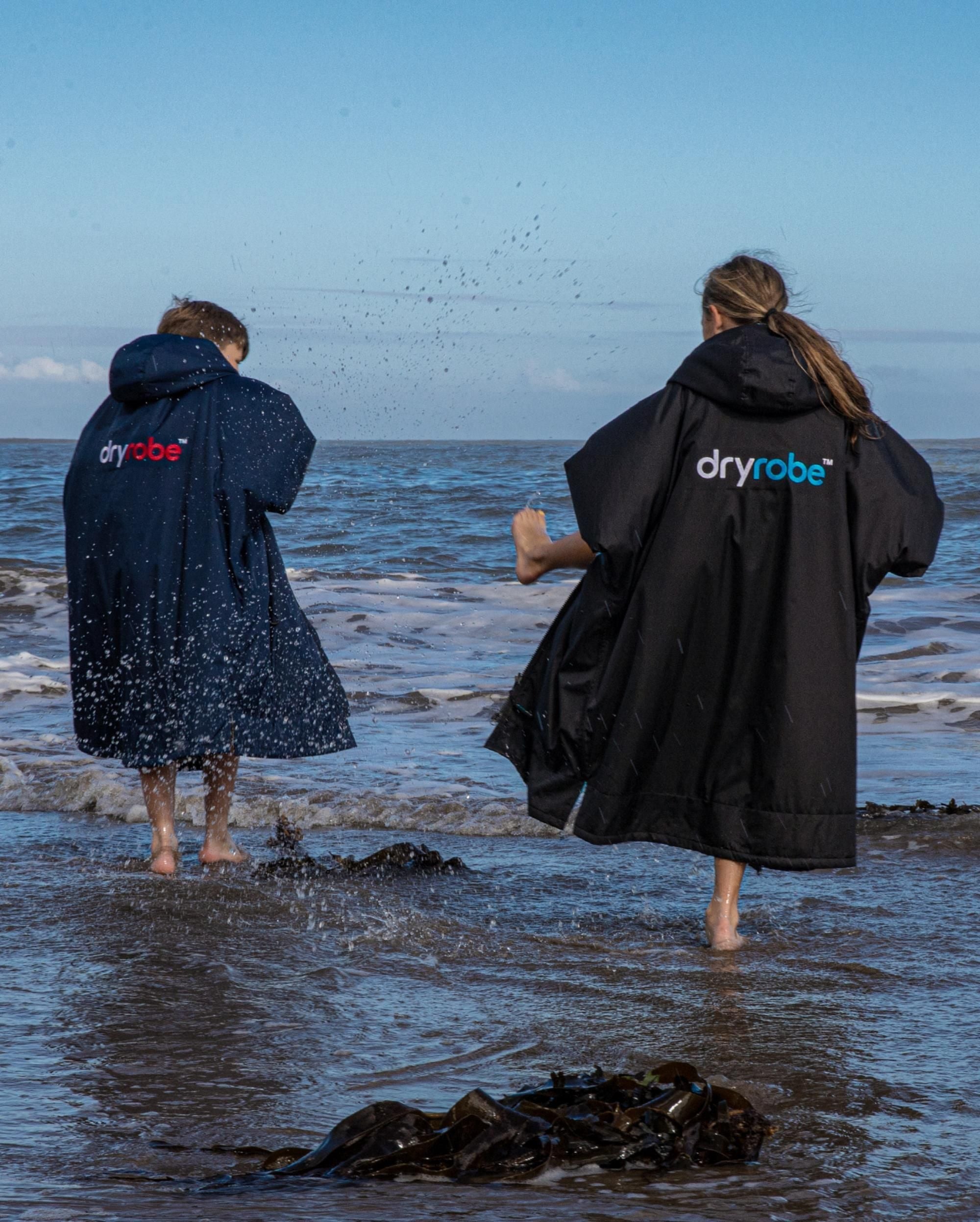 Dryrobe Surfer am Strand