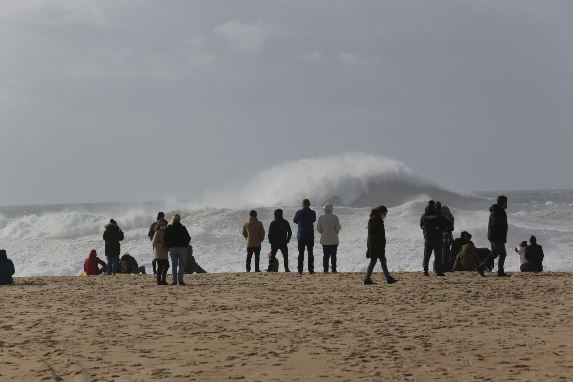 Zuschauer beobachten riesen Wellen am Strand. Credits: Martin Dürrfeld