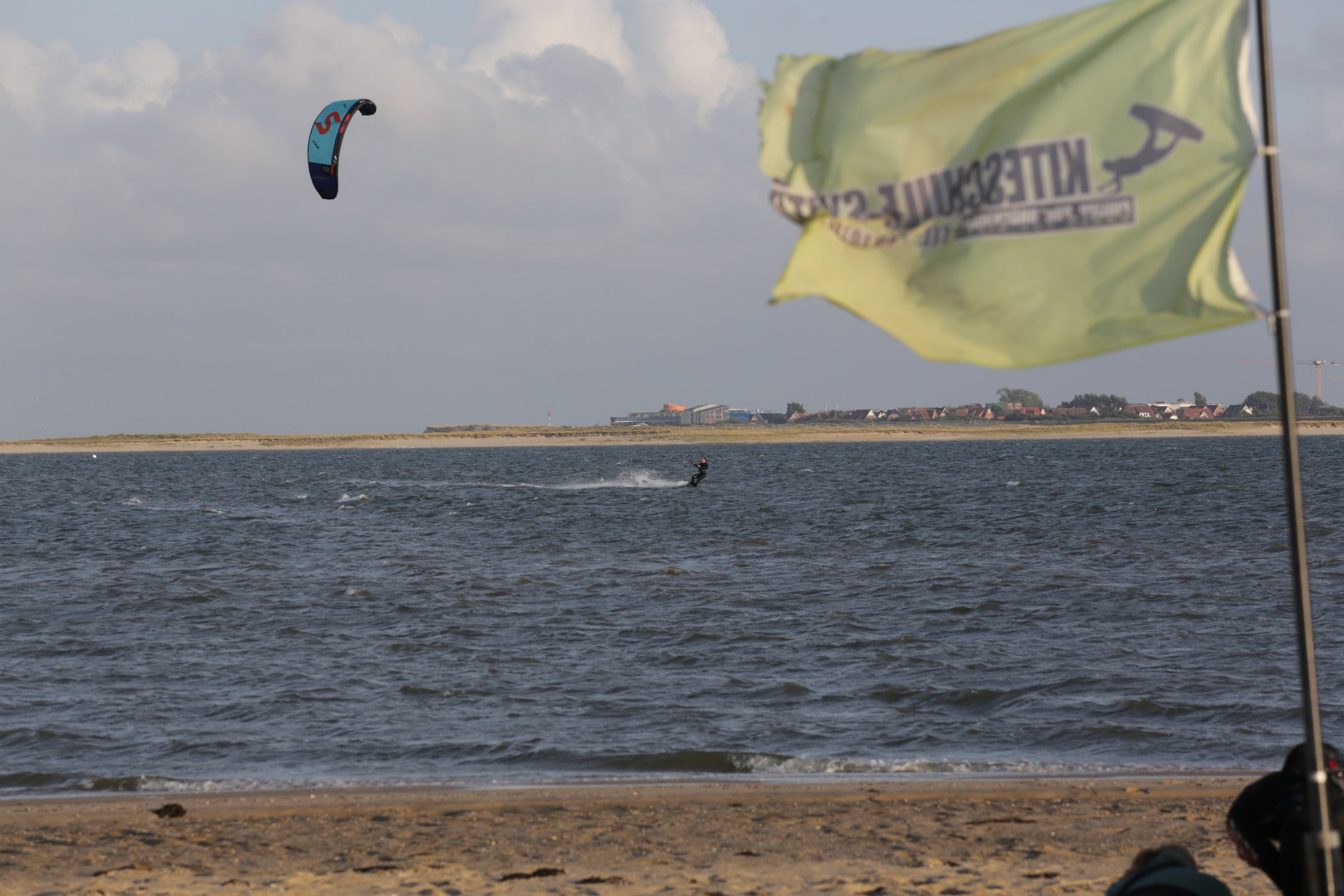 Kitesurfer fliegt hoch über dem Wasser